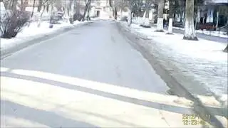 в Тирасполе на Бородинке блондинка едет парковаться