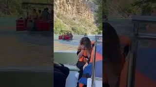 Парень сделал предложение девушки на реке.
