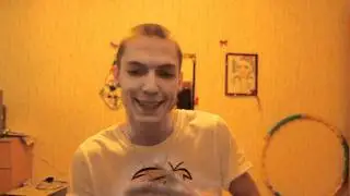 Парень круто читает рэп