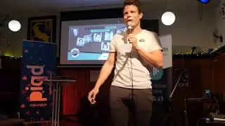Nico Brugger beim Realsatire Reporter Slam München
