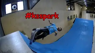 трюки на самокате в скейтпарке 