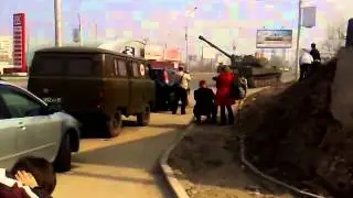 САУ стреляют прямо посреди города