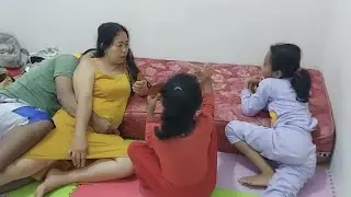 Mama lagi main kartu bareng anak anak papa mulai ngantuk manja banget minta di temani
