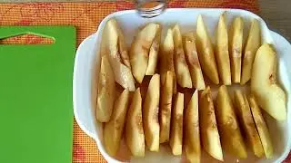 Десерт из айвы с красным сладким вином.