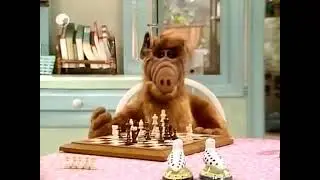 ALF JUGANDO AL AJEDREZ