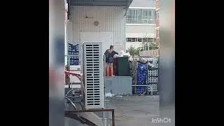 женщина копается в мусорке у магнита. краснодар 10 августа 2022. нынешние реалии россии