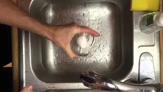 Как быстро очистить вареное яйцо в стакане с водой