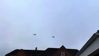 2 militær helikoptere flyver lavt