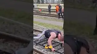 Житель Санкт-Петербурга сдвинул поезд сапсан 650 тонн веса. и установил мировой рекорд.
