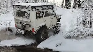 уаз на 42 тракторах с мотором в8 и хорошим понижением едет в горку