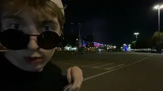 Лору снимает жопу двух цыпочек
