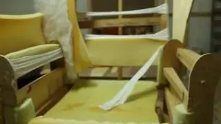 Кресло с ушами разбираем и обтягиваем тканью.