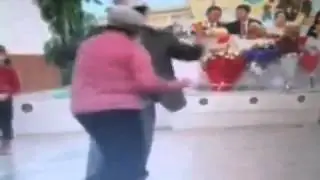 Танцуют народ.
