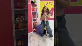 Маргарита убирает и танцует 