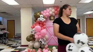 Acompañar a hacer una guirnalda de globos con la temática de la granja