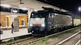 Pesante treno merci per trasporto auto in transito in stazione di Trento
