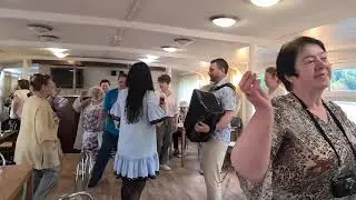 теплоход, поёт танцует весь народ