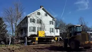 ऐसे घर को खिसका कर नई जगह लाया जाता है | House Relocation | House Transportation