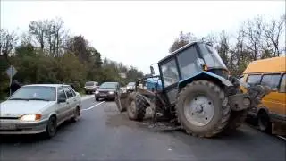 Из за аварии в Туле внедорожника с трактором, трактор разорвало пополам.