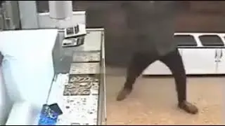 Когда продавец мастер по самообороне