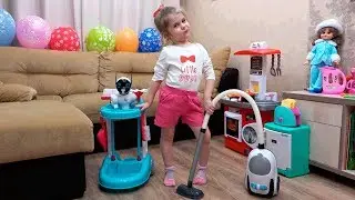 Eva helps mom clean the house. Plays the cleaning kit