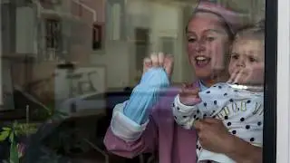Tamara Heck maakt foto's van Vlaardingers achter glas