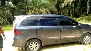 PULANG KE KAMPUNG ,ADA MOBIL BERGOYANG.KIRA KIRA APA YA?