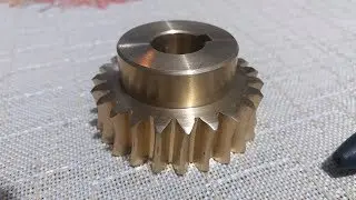fabricando engrenagem na oficina