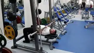 Жим в машине Смитта узким хватом