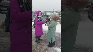Софья и Юлианна снимаются на телефон  Игры