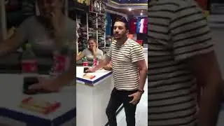 El Flaco de Los Recoditos Sorprende a Cajera cantándole Me Está Gustando