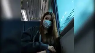 電車の中で美しい女の子 | Lindas Idols