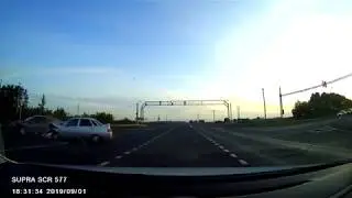 Уступи дорогу не для него зелёная стрелка....((((