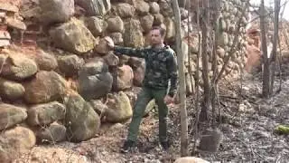 Стена из крупных валунов.
