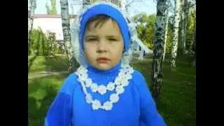 Вязаный берет и платье для девочки.