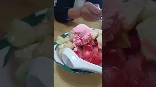Enaknya makan es krim 😋