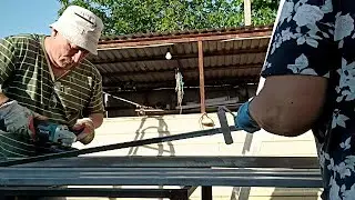 Дождь не дает работать  Но, мы успеваем. Утка с курицей дерутся.  Малина началась!