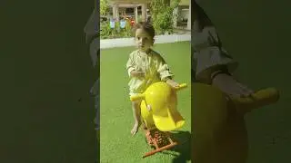 Kasu ko pani Pina hai to wo apni hi trike se bata rhi hai #babyplying #baby #water🥤🥤