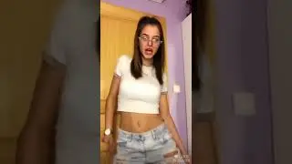 Девушка супер танцует
