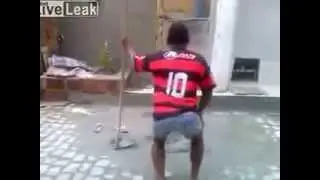 Pedreiro dança bonde das maravilhas e se dá mal...