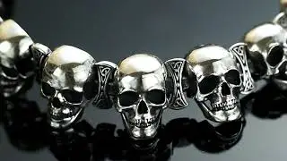 Серебряный браслет из черепов.