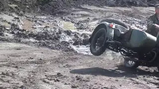 На мотоцикле Урал покатушки по грязи