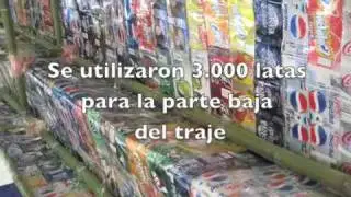 Construyendo  la imagen de la Virgen de la Paz con latas de aluminio
