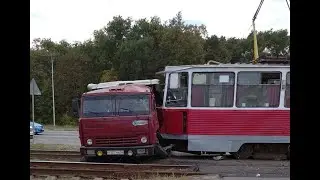 Трамвай врезался в КамАЗ в Старом Осколе