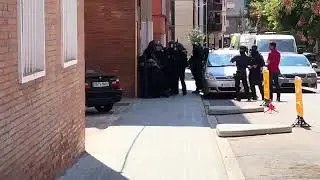 El GEI de Mossos entrando en la vivienda del terrorista