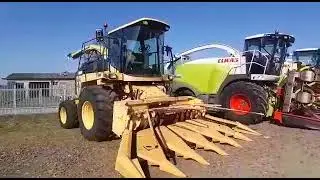 PLAZA CON MAQUINARIA AGRICOLA