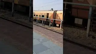 17250Kakinada Town-Tirupati Express departing Rajahmundry #trains #rajahmundry#southcentralrailways