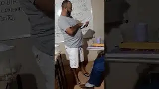 Aluno lendo sobre cidadania ( Teto )