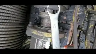Replacing the winch hydraulic motor half coupling sprocket