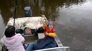 ребенок на рыбалке)))